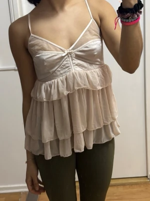 Beige volangtop med tunna axelband - Pyjamas har ett litet hål på volangerna 