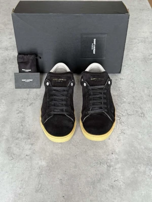 Saint Laurent 06 - Saint Laurent 06 skor i storlek 41,5 passar 42, skick 9/10 mycket fina, orginalbox samt kort och använda extrasnören medföljer vid köp, hör av er vid eventuella funderingar