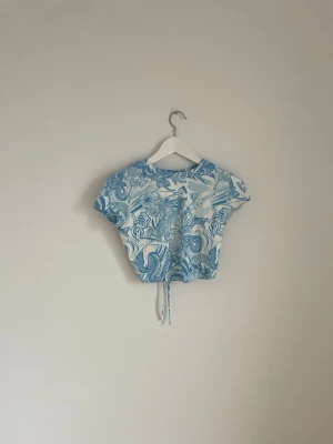 Topp från Bershka - Super söt topp som jag köpte i Spanien, från Bershka. Storlek M och endast använd två gånger. Köparen står alltid för frakt!📦💗