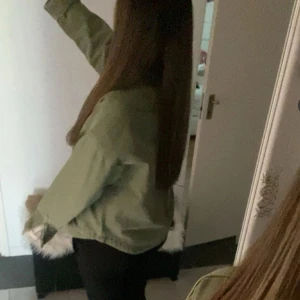 Grön jeans jacka  - En snygg jeans jacka från Zara, har seriöst använd den 2 gånger. Super snygg!! 