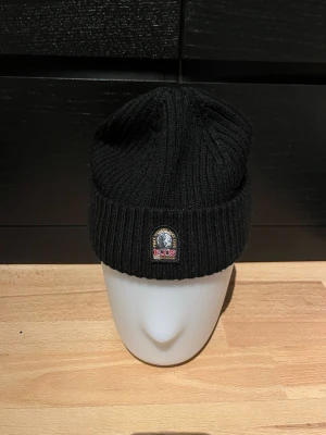 Svart mössa från para jumper  - Säljer en svart ribbstickad mössa från Parajumpers. Mössan är i väldigt bra skick och har väldigt bra kvalité. Bara o höra av er vid frågor kring mössan 😄🫡