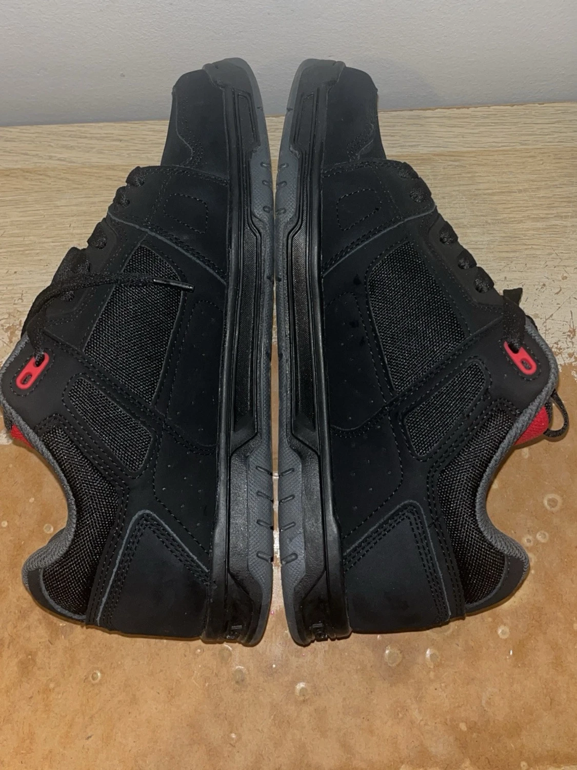 Svarta DC sneakers med röda detaljer - 1