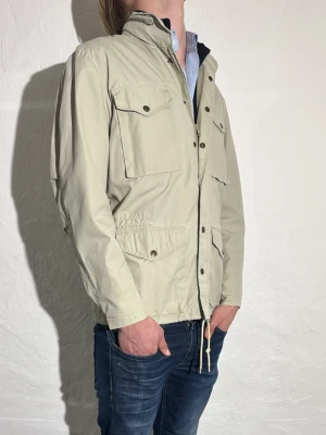 Fjällräven jacka  - En riktigt stilig jacka från Fjällräven i storlek 48 funkar perfekt nu när våren börjar rulla in 