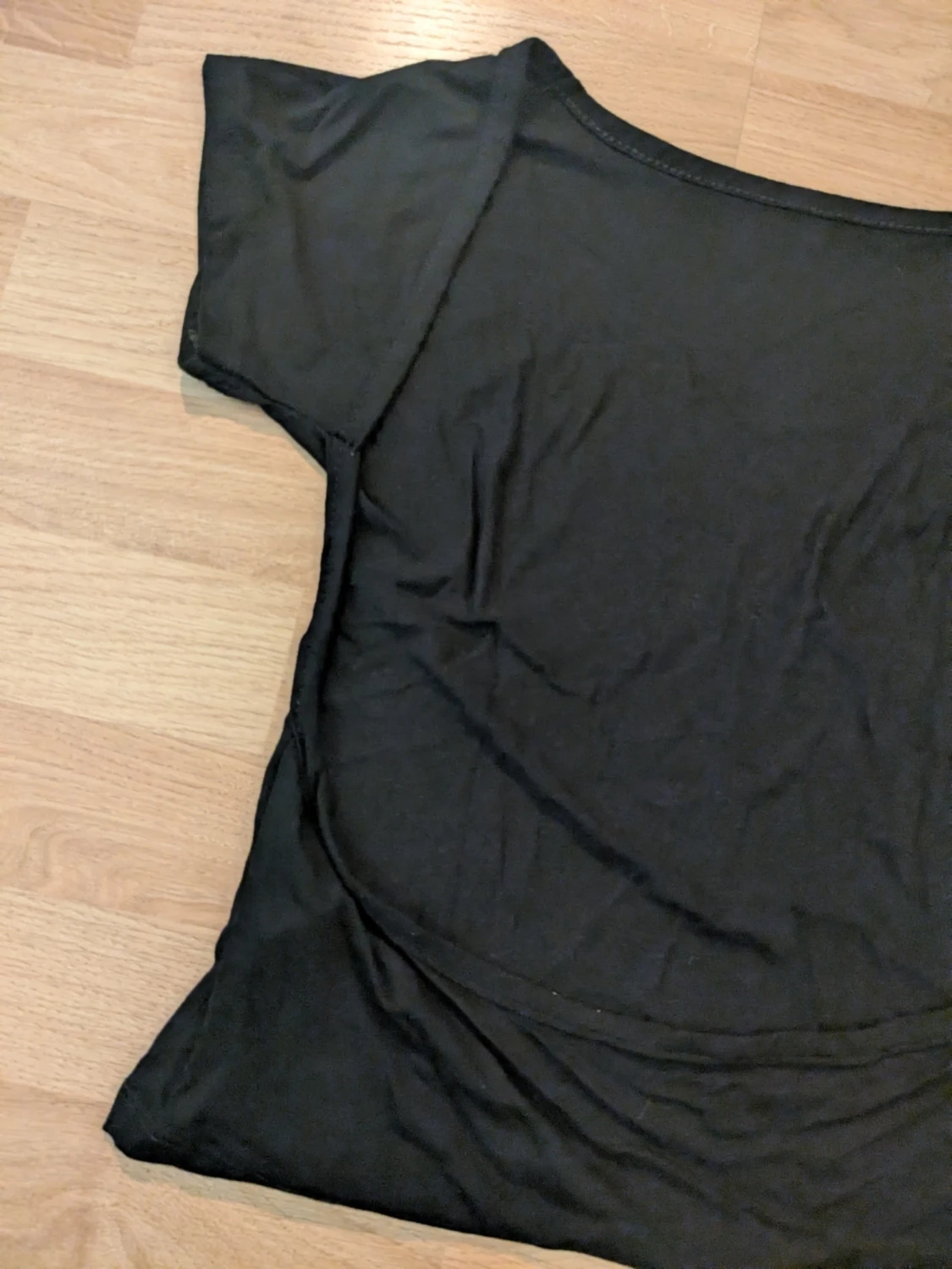Svart kortärmad topp med öppen rygg stl. S - 3