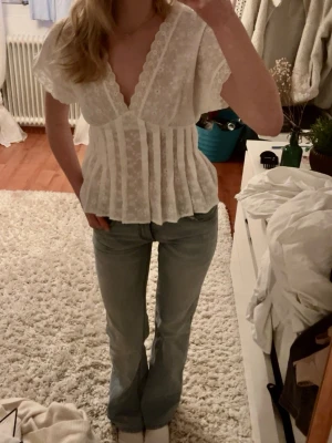 Vit pleated top från Gina Tricot - Säljer denna super söta vita blus från Gina Tricot med v-ringning och korta ärmar. Helt ny med prislapp (Helt slutsåld online)Storlek S💕