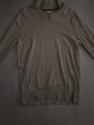 Beige halvziptröja från Jack & Jones - Stilren beige tröja från Jack & Jones med halv dragkedja vid halsen. Långärmad modell med ribbade muddar och nederkant. Perfekt för lager-på-lager och enkel att matcha med jeans eller chinos.