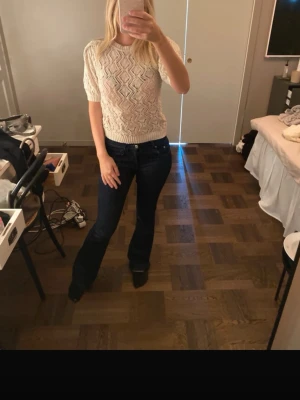 Vit stickad topp med kort ärm - Beige stickad topp i storlek S mycket bra skick 