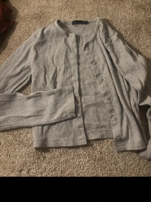 Ljusgrå ribbad kofta från Lager - Ljusgrå ribbad kofta från Lager 157, helt ny utan prislapp. 