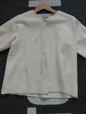 Fin beige Zara kofta - Super skön och nästan aldrig använt 💗