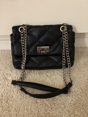 Svart handväska silver kedja - Handväska med justerbar kedja 