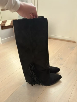 Boots - Säljer ett par fold over boots med fransar som är använda några få gånger denna vinter. Sitter super skönt på och jättesnygga men tyvärr kommer de ej till användning. Nypris var 1499kr på hollies, säljer för lägre då jag rensar och vill bli av med saker snabbt men kan tänka mig att gå ner lite i pris vid snabb affär🩷
