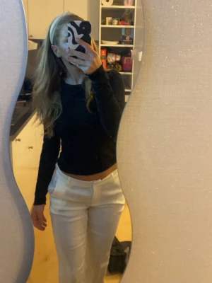 Vita linnebyxor med raka ben - Säljer ett par vita linnebyxor med boot cat och klassisk passform. Byxorna har fickor framtill och en enkel design som är lätt att matcha. Perfekta för dig som gillar en clean och stilren look.