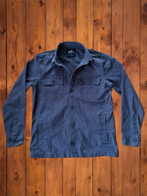 Vintage Hollister Overshirt (sällsynt) - Säljer nu denna vintage sällsynta och asfeta overshirten från Hollister. Den är sjukt fet och en perfekt overshirt till våren nu när det börjar bli varmare. Den är i otroligt bra skick med inga defekter. Storlek är S och passar som S, se måtten nedan B=67cm A=52cm