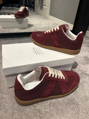 Maison Margiela Gats - Tjena! Säljer ett par riktigt feta gats i den unika färgen vinröd. Inga defekter över huvudtaget och dom är i riktigt bra skick. Dustbag och lådan ingår🙏