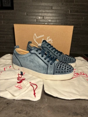  Christian Louboutin whased blue - Säljer dessa Christianlouboutin skorna i den otroligt ovanliga och eftersökta modellen whased blue. Storlek 44,5 sitter runt där 44-45 allt og, otroligt bra skick 9,5/10 inte ens tvättade 