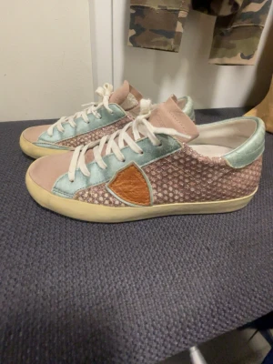 Philippe model skor  - Super snygga tyvärr lite små på mig. Ser ut som helt nytt skick. 