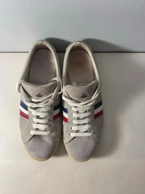 Vita Moncler sneakers med ränder - Snygga vita sneakers från Moncler🙌|bra skicka ändvända några gånger🎁| äkta och storlek 41/42🍀