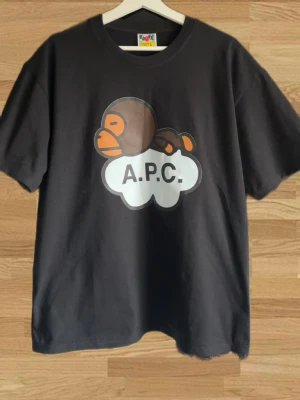 Bape x A.P.C T-shirt  - Bape x A.P.C T-shirt | Skick: 10/10 aldrig använd | Storlek - L (sitter lite mer åt oversized hållet) | OBS! Vet ej om denna produkt är äkta där av priset (har ni bra koll på märket själva får ni gärna skriva till mig om den e äkta eller inte🙏🏻)| Vid minsta lilla fundering 💭 är det bara att skicka iväg ett meddelande 😁📲