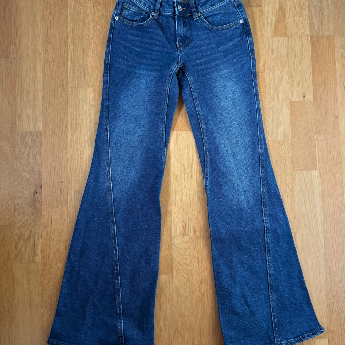 Blå bootcut jeans med fickor