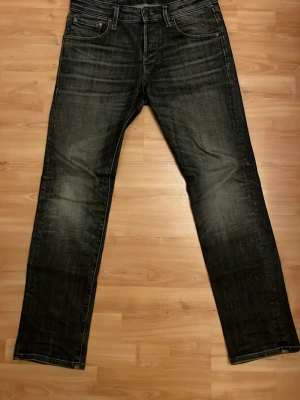 Jeans Jack & Jones - Gråa Jack and Jones jeans i slim fit, tror modellen heter Tim. Svagt ljus på bilderna, färgen är ljusare i verkligheten. W30 L30. Nypris 1000, skriv vid frågor eller funderingar !