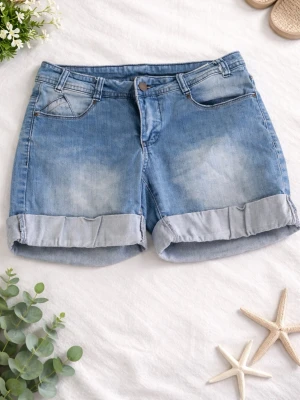 Ljusblå jeansshorts med uppvik - Säljer ett par ljusblå jeansshorts med klassisk femficksmodell och snygga uppvikta benslut. Shortsen har normalhög/låg midja och stängs med dragkedja och knapp. Perfekta för sommaren och lätta att matcha med olika toppar. Säljer pågrund av att det inte riktigt är min stil