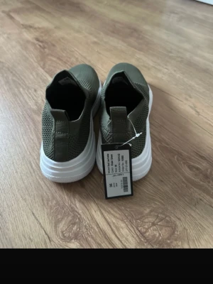 Nya gröna sneakers slip-on – stl 36 - Helt nya sneakers från Lager 157 i storlek 36. Lappen sitter kvar. Väldigt lätta och bekväma slip-on skor i stretchigt material som är enkla att ta på. Perfekta till vardag eller som sommarskor.