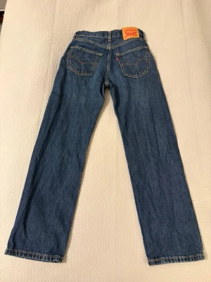 Levi’s 555 - 28/32 - Grymt schyssta byxor från Levi’s! | Nyskick! | Storlek: 28/32 | Nypris: 1249 kr | Perfekta till våren! 🌿 | 10% vid köp av 2 varor! | Vid frågor eller funderingar finns jag i DM! 📩 Mvh CVB Closet