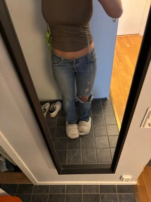 Lee jeans  - Skit snygga Lee jeans köpta second hand bootbut lågmidgade. Har ett litet hål på rumpan går att fixa om man kan sy. 