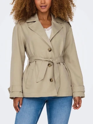 Beige trenchcoat från ONLY - Snygg beige trenchcoat från ONLY med klassisk krage, knytskärp i midjan och knappar framtill. Jackan har långa ärmar med justerbara spännen vid mudden och axelklaffar. Perfekt för att ge en stilren look till din outfit. Den är köpt för 500kr och endast använd 1 gång. 🤍