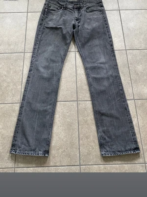 Acne Studios jeans   - Säljer ett par grå jeans med rak passform från Acne! Storlek 33/34 man