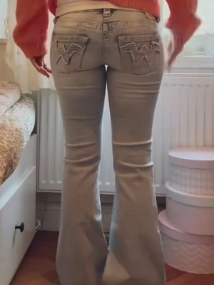 Ljusblå bootcut jeans Gina young - Säljer ett par ljusblå bootcut jeans från Gina young med broderade detaljer på bakfickorna. (Går inte att köpa i vanlig butik längre)Jeansen har hög midja och utsvängda ben, vilket ger en retroinspirerad look. Tillverkade i klassisk denim med snygg tvätt.