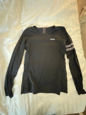Svart långärmad träningströja  - Säljer tröjan då den inte har kommit till användning! Hör av dig vid funderingar💓