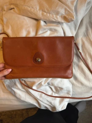 Brun axelväska i läder - Snygg brun axelväska , använd enstaka gång 🤍