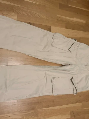 Beiga cargobyxor från Bershka  - Snygga beiga cargobyxor från Bershka helt nya! Ge prisförslag! 