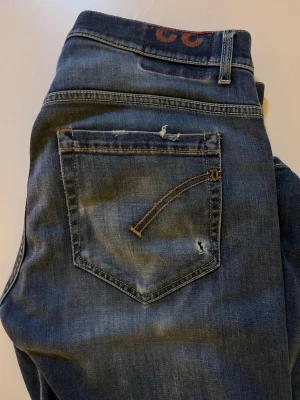 Dondup Jeans - Säljer ett par blåa dondup jeans med några slitningar. Storlek W32, modell George. Står ej för postens strul. Pris kan diskuteras vid snabb affär. 