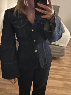 Mörkblå jeansjacka med vida ärmar - Denim set säljas. Str S i jackan, 34 i byxor. 