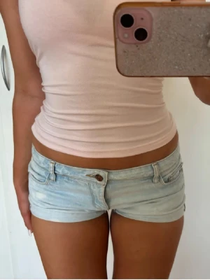 Lågmidjade vintage jeansshorts  - Såå snygga Lågmidjade vintage jeansshorts! Midjemått rakt över: 37. Jag är 168 och det är mina bilder, köp via köp nu direkt eller Swish, kvar tills markerad som såld 💖 