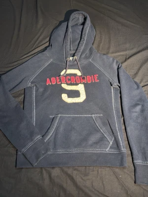Mörkblå hoodie från Abercrombie & Fitch - Storlek S passar XS, väldigt skön