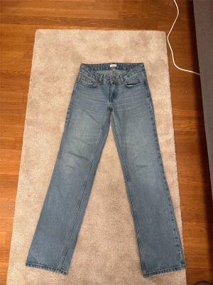 Straight low waist jeans - Nelly jeans i modellen straight, storlek EU 34. Low waist.   Mycket fint skick.  Innerbenslängd ca 81,5 cm. På mig som är 168 cm är de på gränsen till lite korta.  Säljes då de tyvärr inte kommer till användning.  