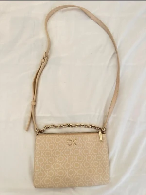 Calvin Klein väska  - Säljer denna fina väska som inte används🫶🏼🫶🏼