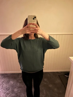 Grön tröja  - Mjuk och stilren grön tröja från Saint Tropez i storlek M. Den har långa, ribbade ärmar som ger en smickrande och bekväm passform. Säljs eftersom den inte riktigt är min stil.