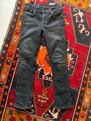 Nudie jeans grim Tim - Snygga mörkgrå jeans från Nudie i modellen grim Tim 