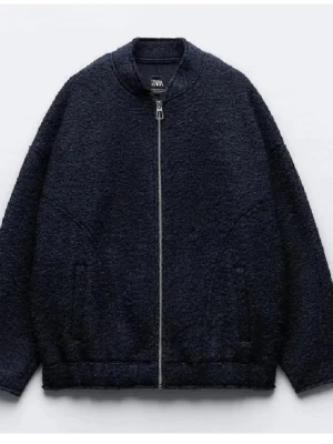 Mörkblå teddy bomberjacka från Zara - Mysig mörkblå bomberjacka från Zara i teddy-material. Jackan har en rak, oversized passform och är i fint skick! 