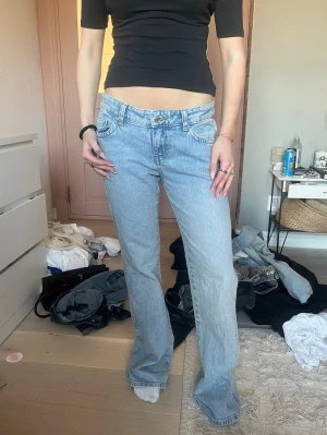 Coola jeans med fransad ficka - Säljer ett par super snygga ljusblå raka jeans med låg midja och en unik fransad detalj på bakfickorna. Skriv för fler bilder!!💕