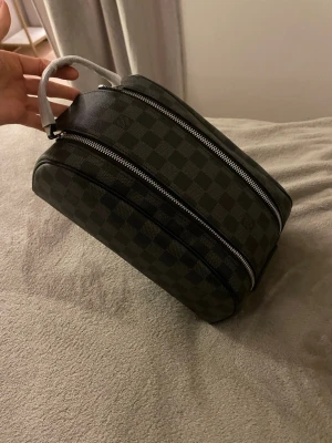 Necessär svart  - Svart rutig necessär helt ny loggad 