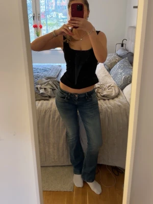 LTB bootcut jeans med låg midja - Snygga blå LTB bootcut jeans med låg midja. I storlek w26 L32 och passar mig som är 167 cm.