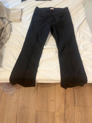 Svarta bootcut jeans från Nudie - Säljer ett par svarta bootcut jeans i material som skinbyxor ish från Nelly. Stolek 38💕 säljer då dom inte använts. Inga fläckar och inget förstört 💕