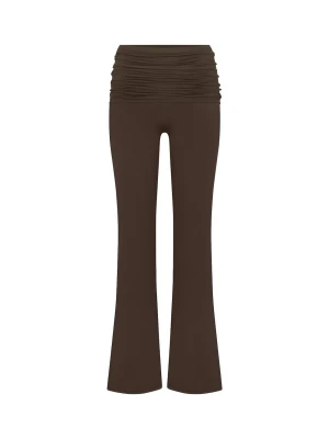 Skims foldover yoga pants  - Bruna Skims yoga pants som man viker. Bilder är tagna från hemsidan, men tror inte det är exakt samma byxa utan dessa är med tyg är träningsmaterial skriv gärna för egna bilder. Väldigt sköna och snygga. Storlek M med prislapp, köpta på NK nyligen 