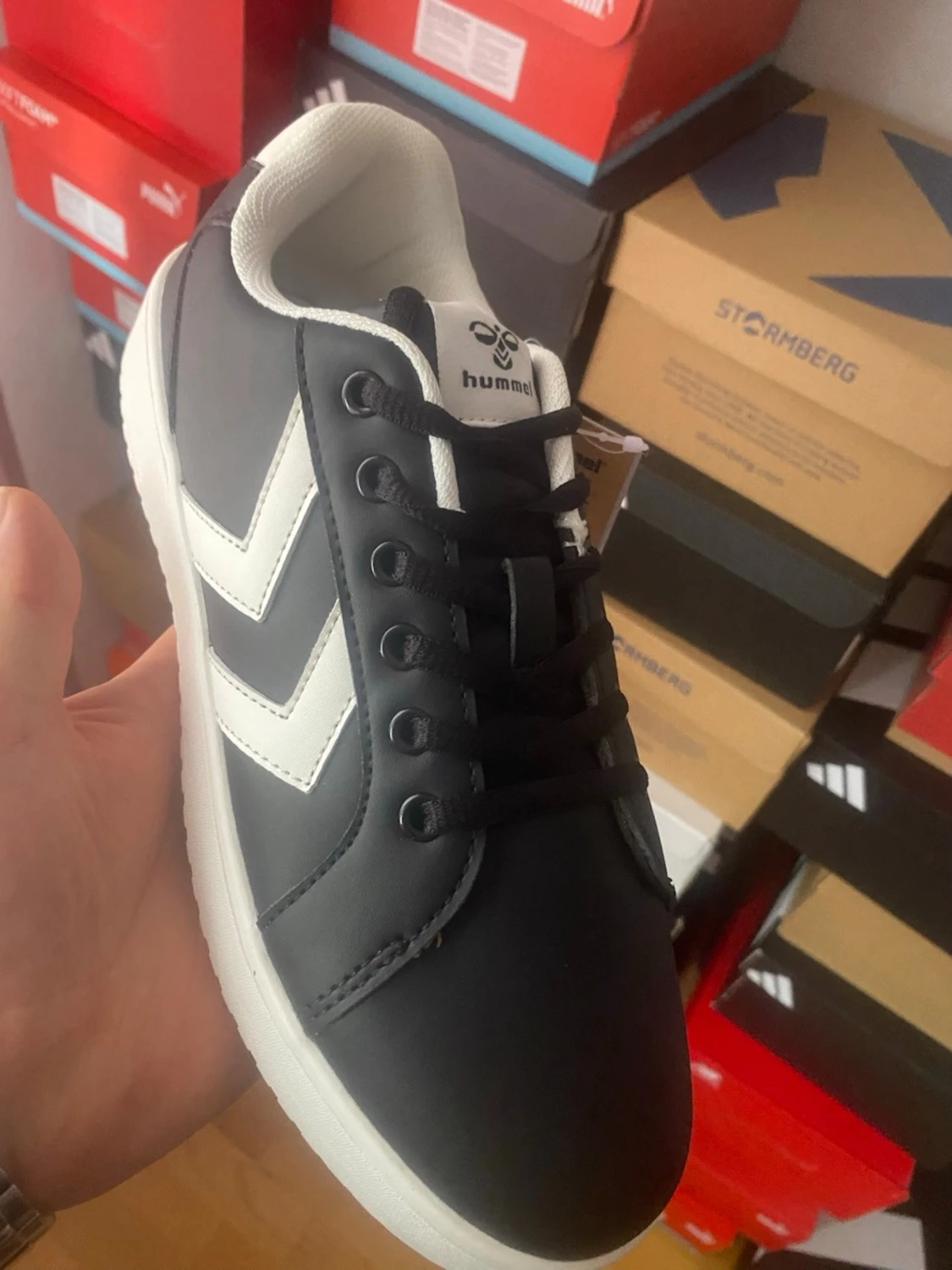 Svarta Hummel sneakers med vita detaljer