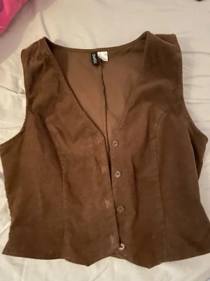 Manchesterväst - Ljusbrun manchesterväst från H&M i storlek S, sitter som XS.